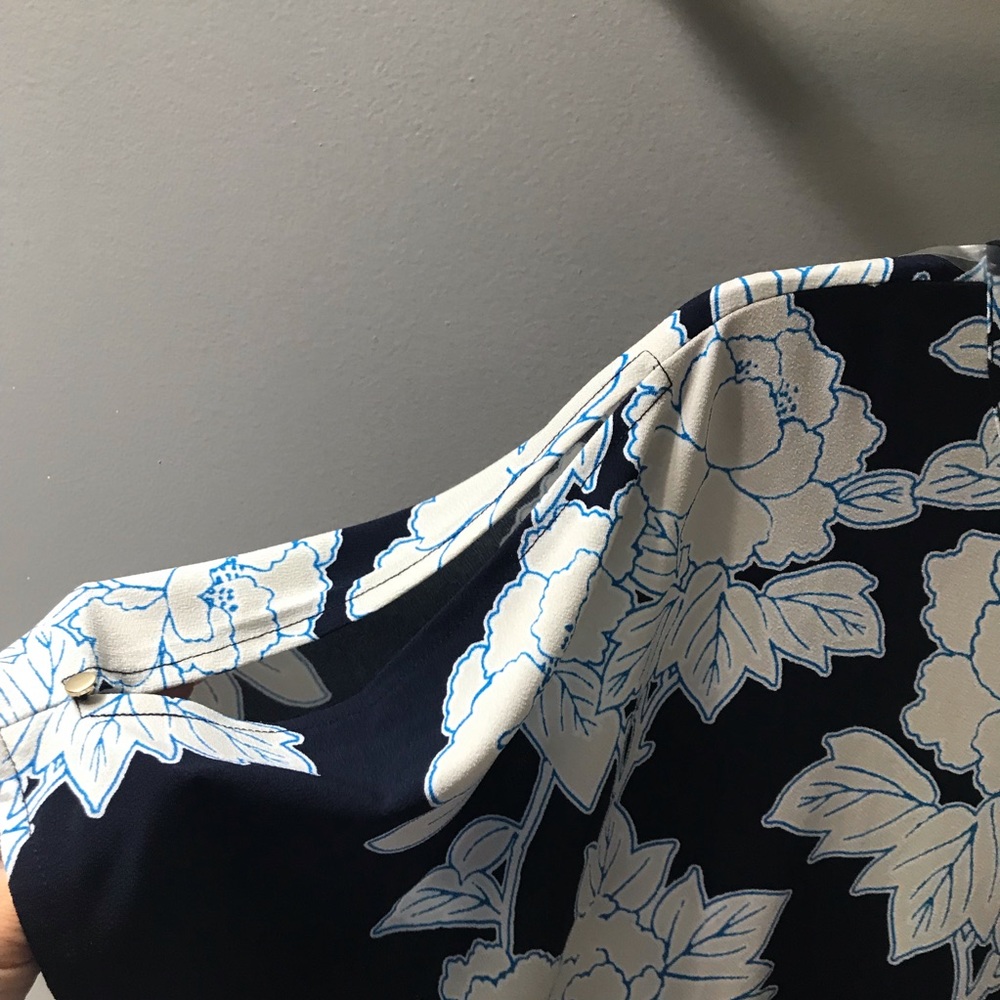 Roz & Ali navy floral blouse! Size large 👏🏼 - Picture 3 of 6